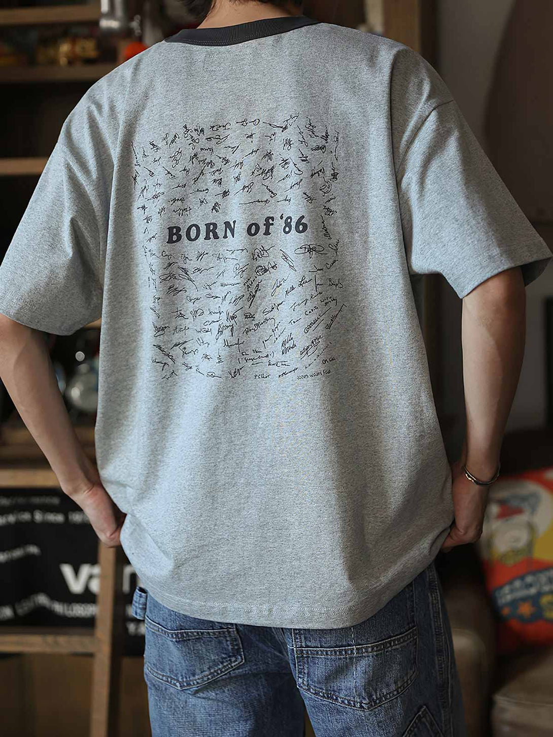 モデルが着用したヴィンテージプリント パイピング ポケットTシャツ、オーバーサイズシルエットを展示