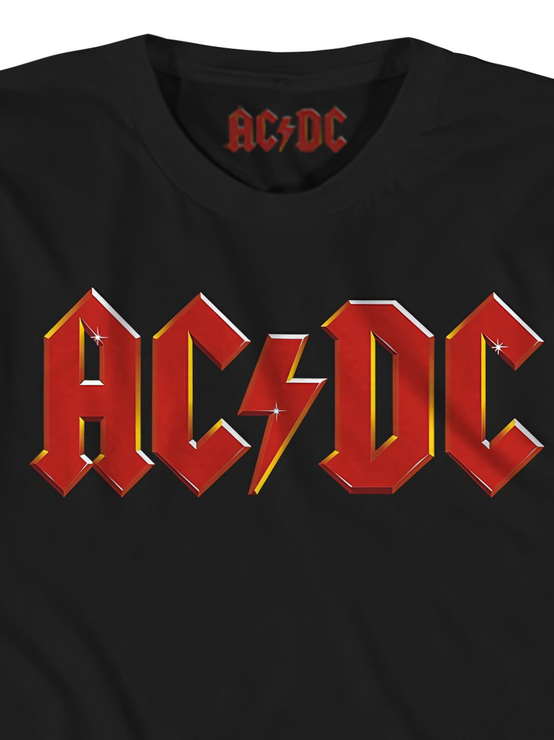 Tシャツのディテール、AC/DCの象徴的なデザイン