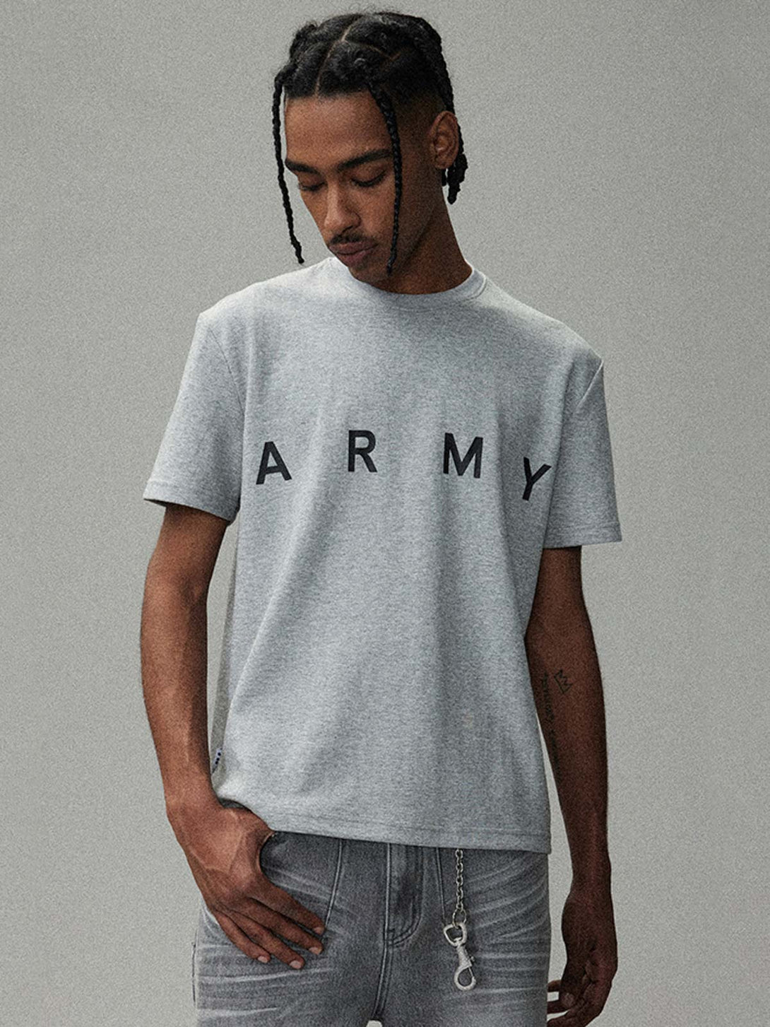 モデル画像：モデルがARMYロゴ半袖Tシャツを着用