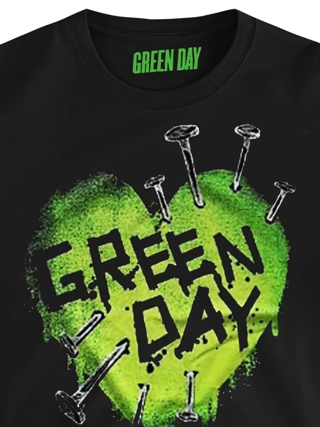 Tシャツの詳細と図柄の展示、Green Dayの象徴的なデザイン