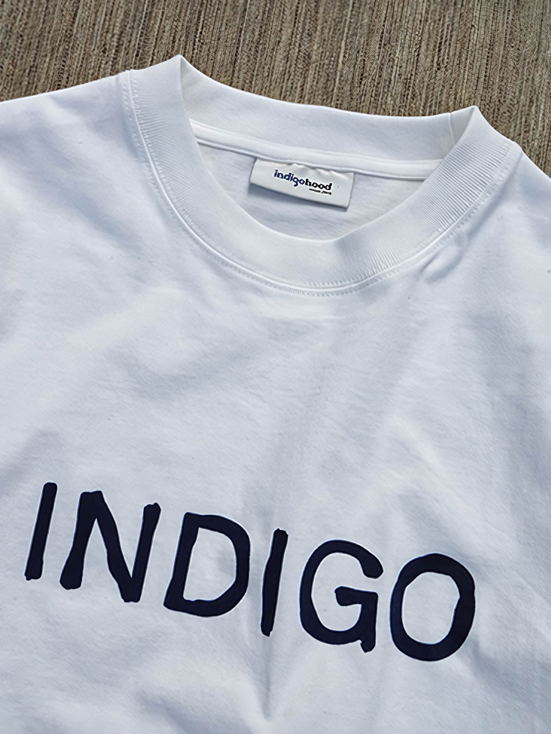 半袖Tシャツの「INDIGO」テーマプリントのディテール