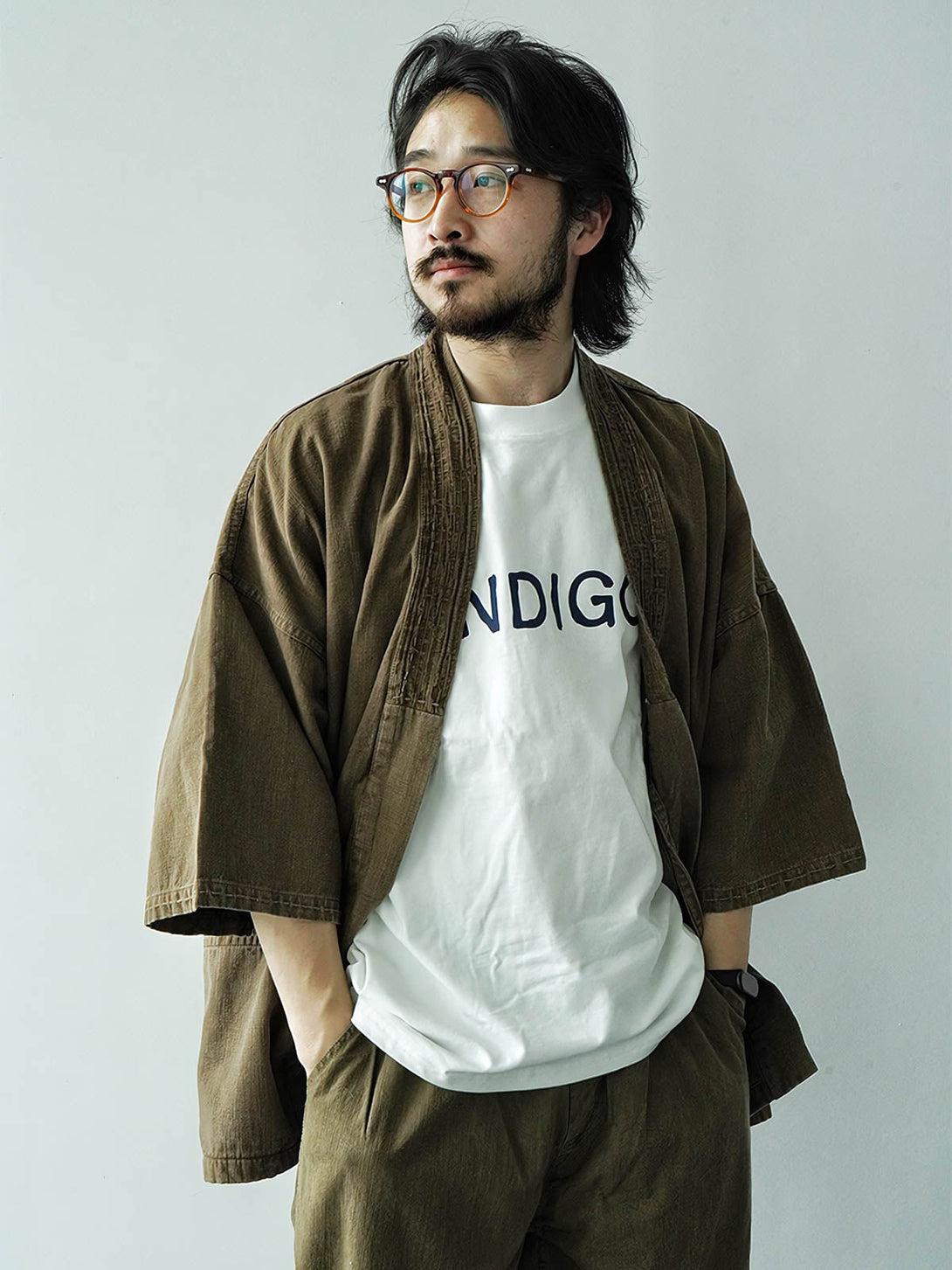  モデルが着用したIndigohoodゆったりカジュアルプリント半袖Tシャツ