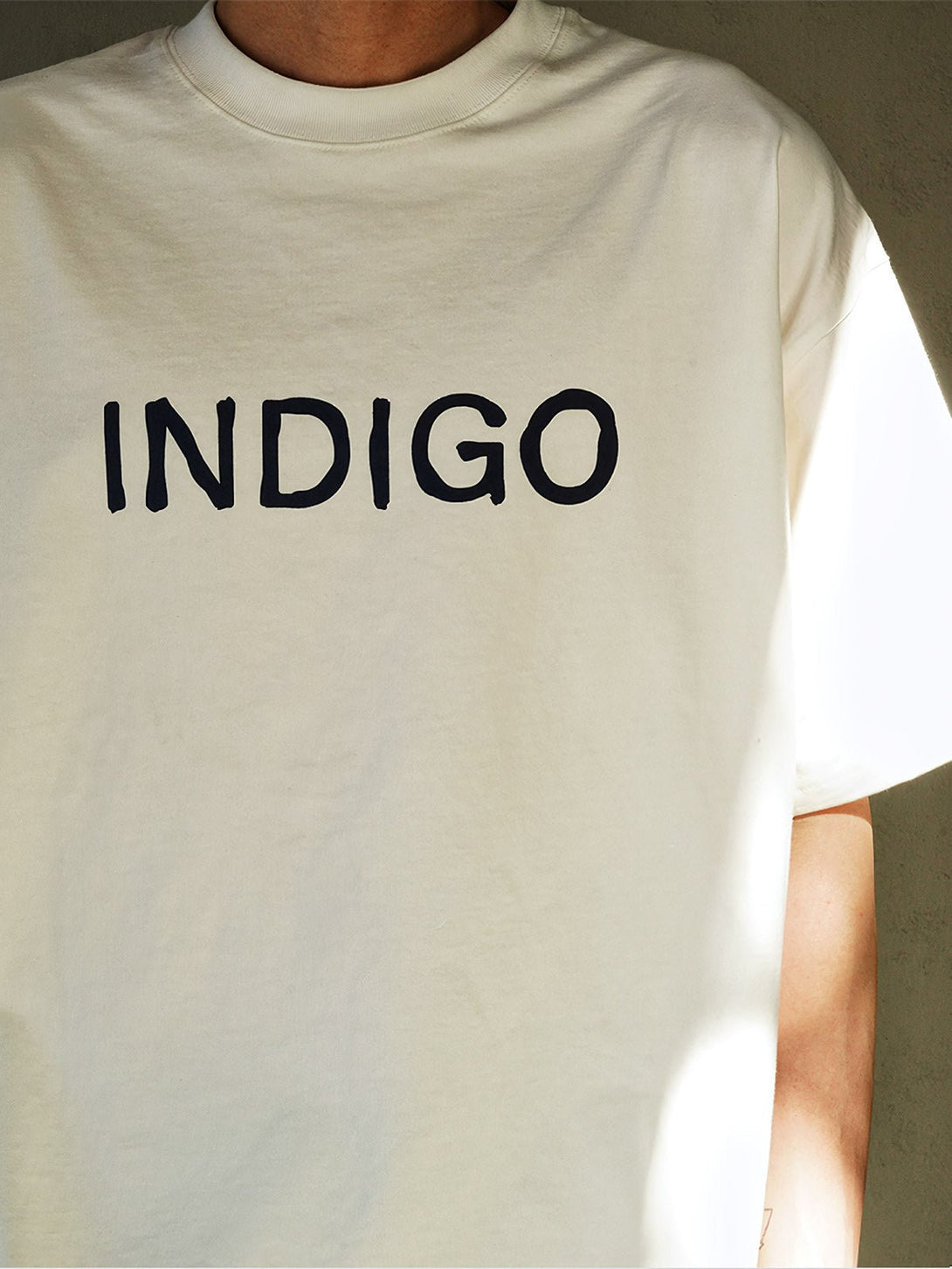 半袖Tシャツの「INDIGO」テーマプリントのディテール