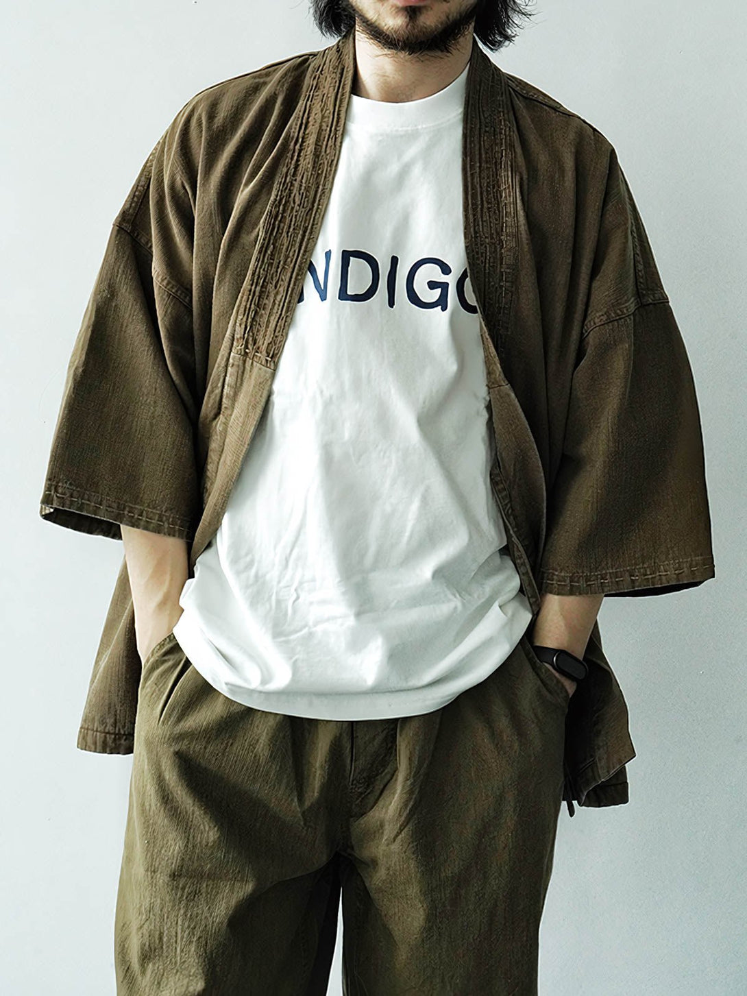  モデルが着用したIndigohoodゆったりカジュアルプリント半袖Tシャツ