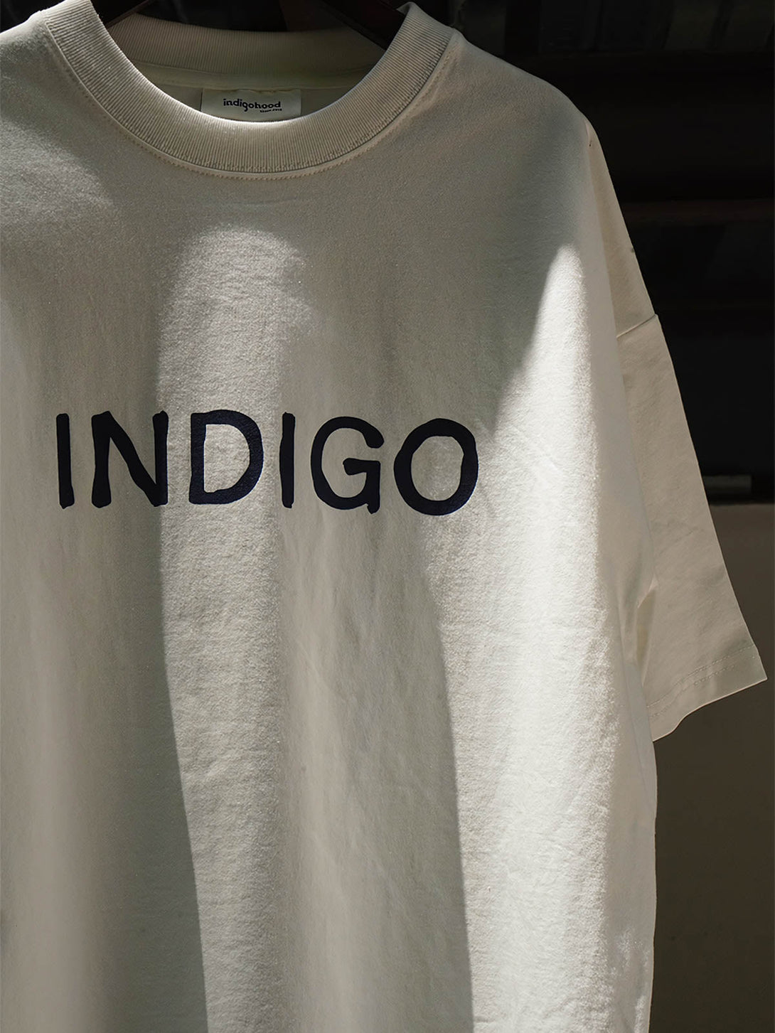 半袖Tシャツの「INDIGO」テーマプリントのディテール