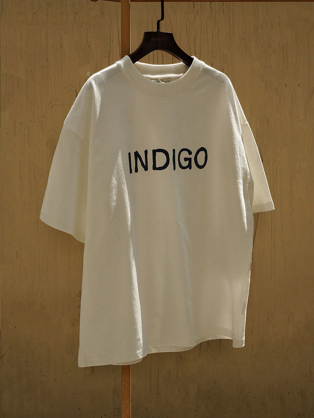 半袖Tシャツの「INDIGO」テーマプリントのディテール