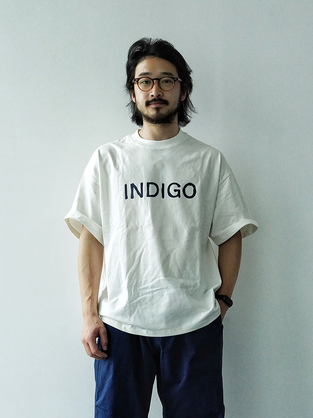  モデルが着用したIndigohoodゆったりカジュアルプリント半袖Tシャツ