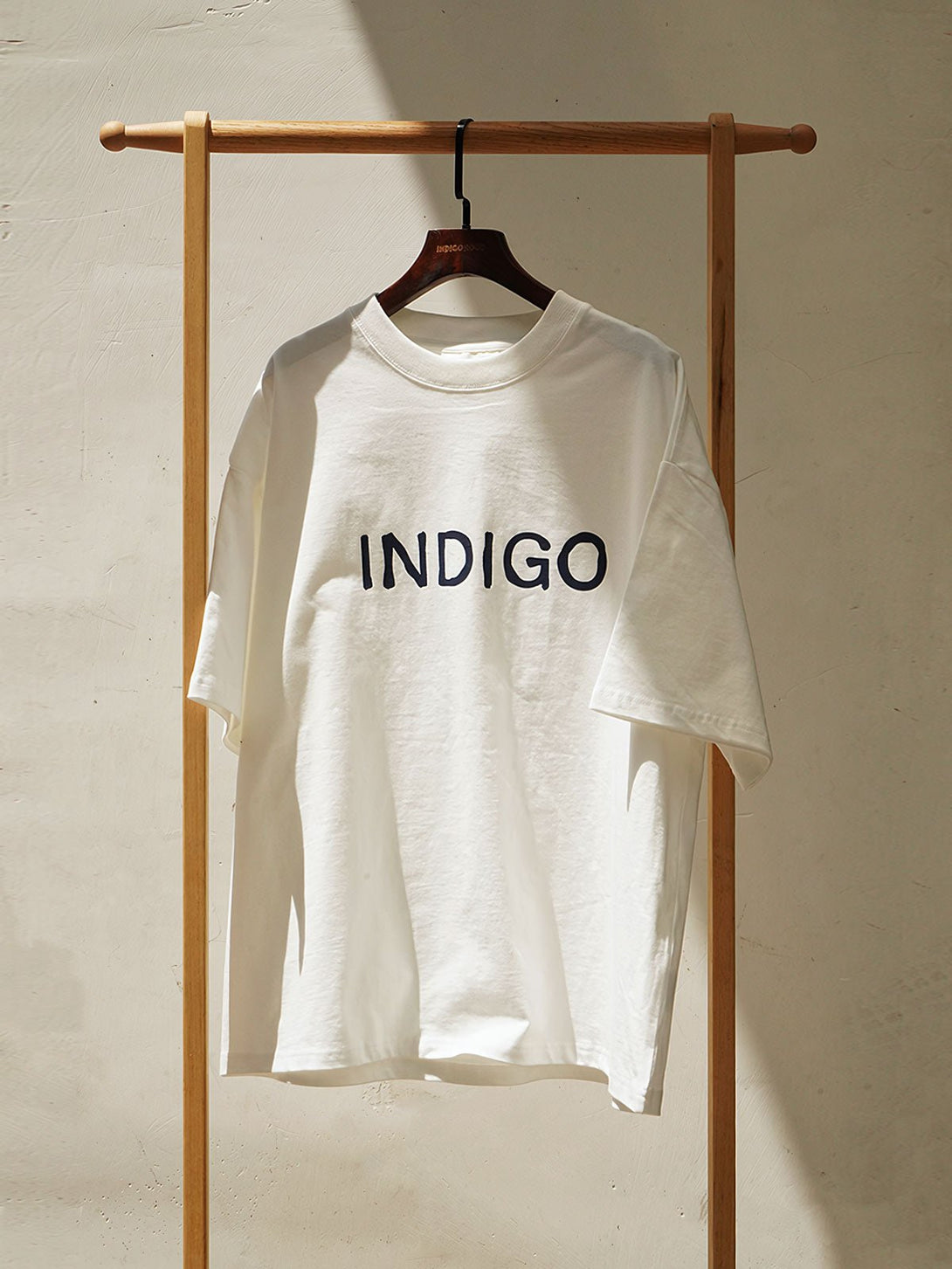 半袖Tシャツの「INDIGO」テーマプリントのディテール