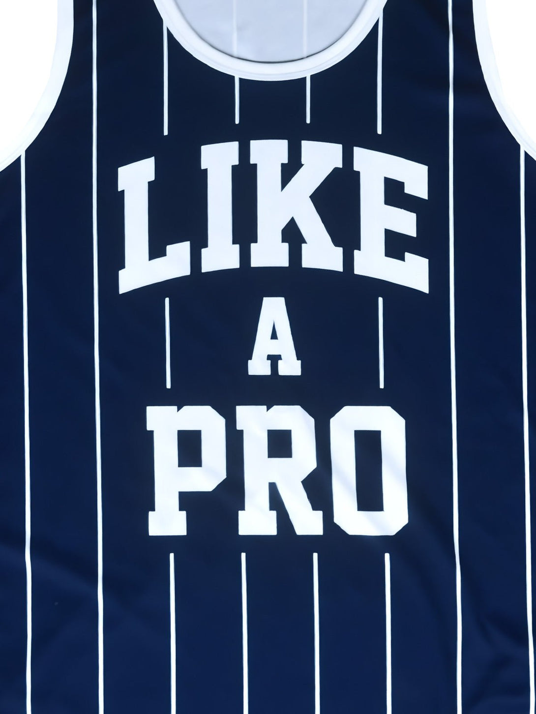 詳細画像: バスケタンクトップのストライプと「LIKE A PRO」スローガンのディテール