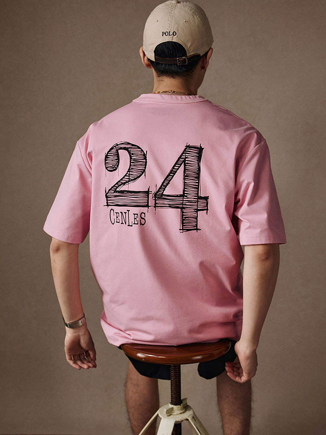 モデルが深色のカジュアルパンツと合わせた"No.24"レトロスポーツ半袖Tシャツ