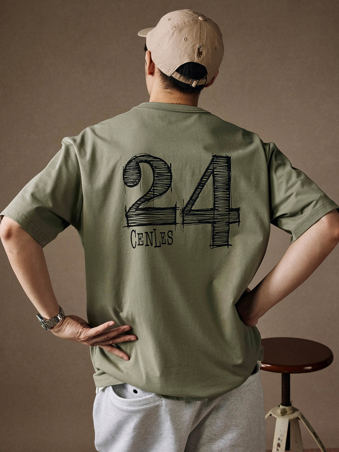 モデルが深色のカジュアルパンツと合わせた"No.24"レトロスポーツ半袖Tシャツ