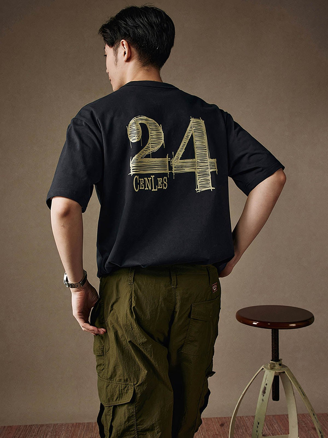 モデルが深色のカジュアルパンツと合わせた"No.24"レトロスポーツ半袖Tシャツ