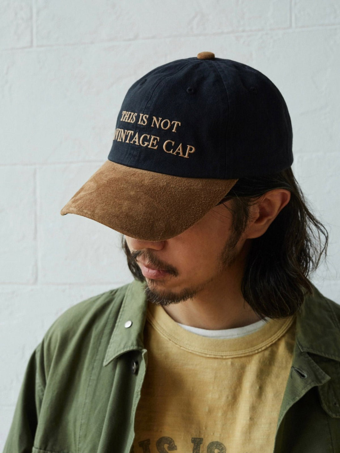 モデルが着用するNot Vintage Cap 古着加工スエードブリムベースボールキャップのスタイリング例