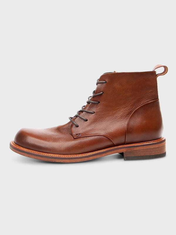 Parata | Handcrafted single piece leather mid-height boots