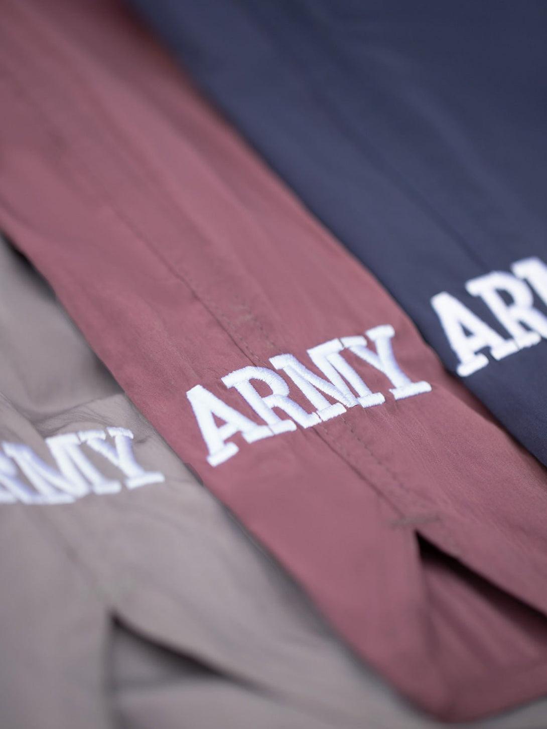 ARMY体能トレーニングショートパンツの精緻なポケットとウェビングディテールクローズアップ。