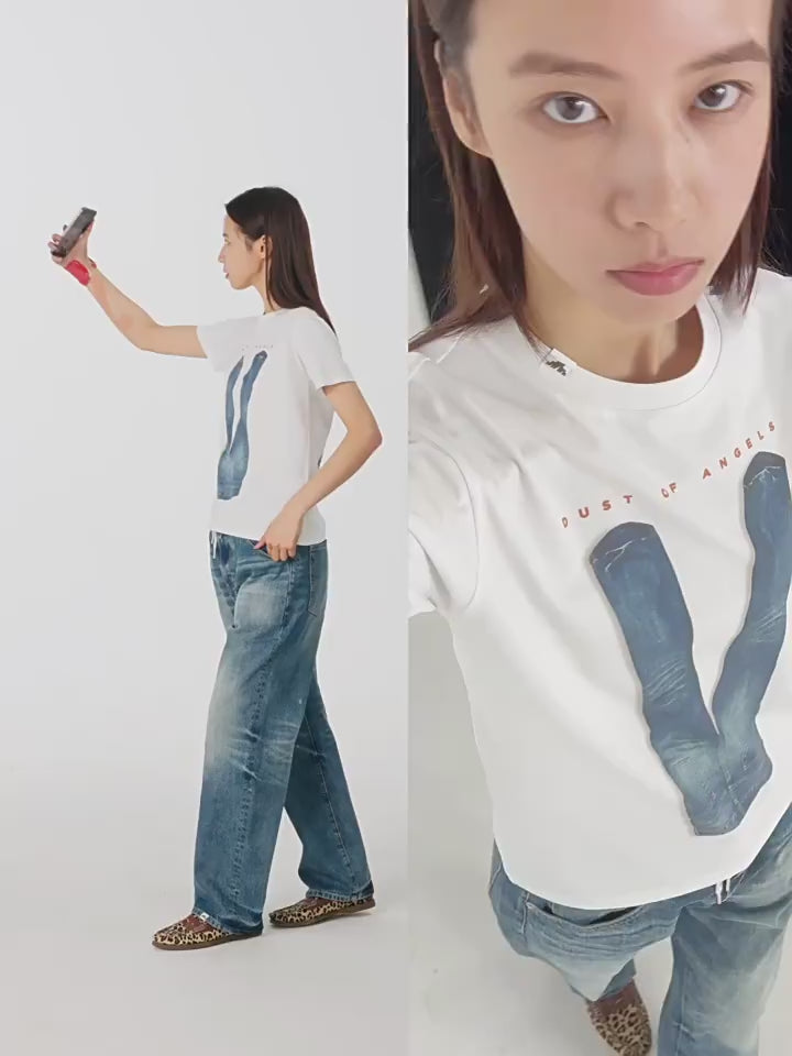 ピースサインデニムプリントTシャツの正面画像