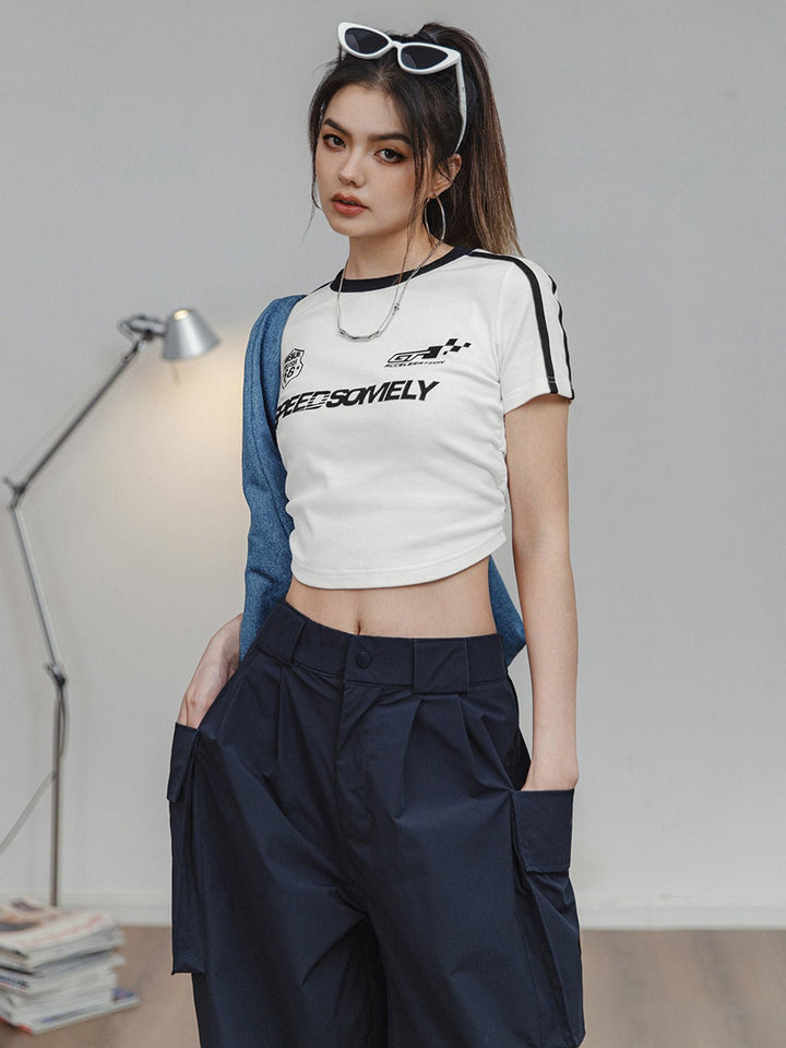 モデルがPESSOA CLUBのSPEEDプリント半袖Tシャツを着用し、レーシングウエストのスタイルを展示