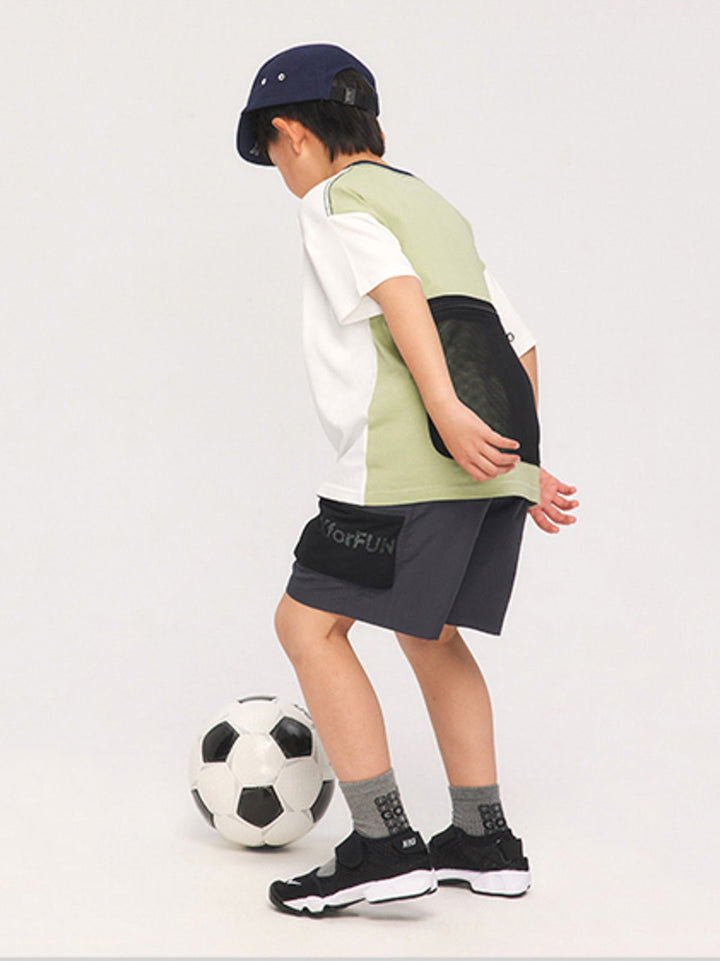 子供がサッカーテーマTシャツを着用して活動している様子