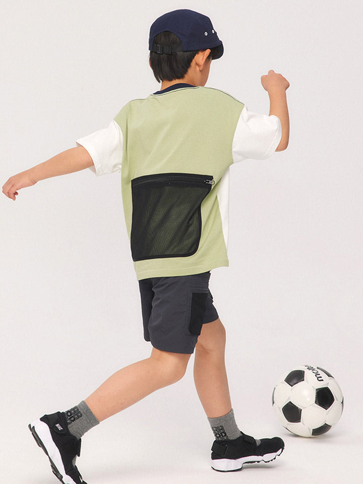 子供がサッカーテーマTシャツを着用して活動している様子