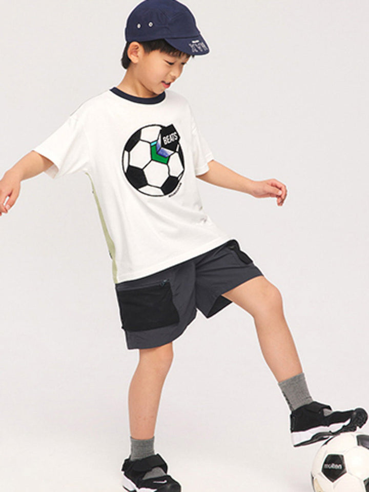 子供がサッカーテーマTシャツを着用して活動している様子