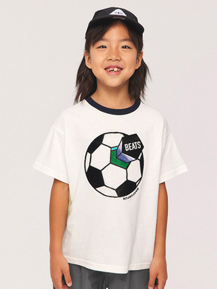 子供がサッカーテーマTシャツを着用して活動している様子