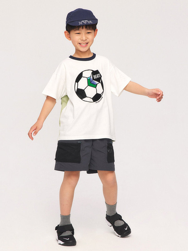 子供がサッカーテーマTシャツを着用して活動している様子