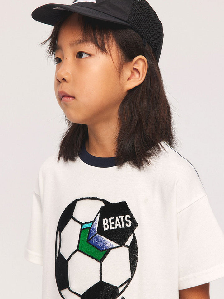 子供がサッカーテーマTシャツを着用して活動している様子