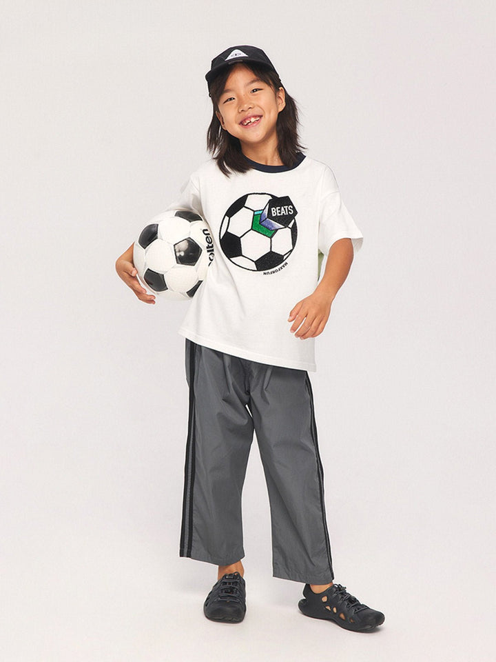 子供がサッカーテーマTシャツを着用して活動している様子