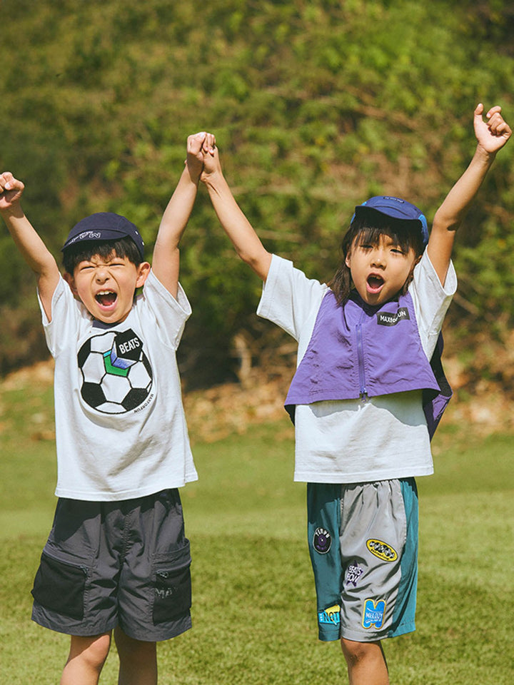 子供がサッカーテーマTシャツを着用して活動している様子