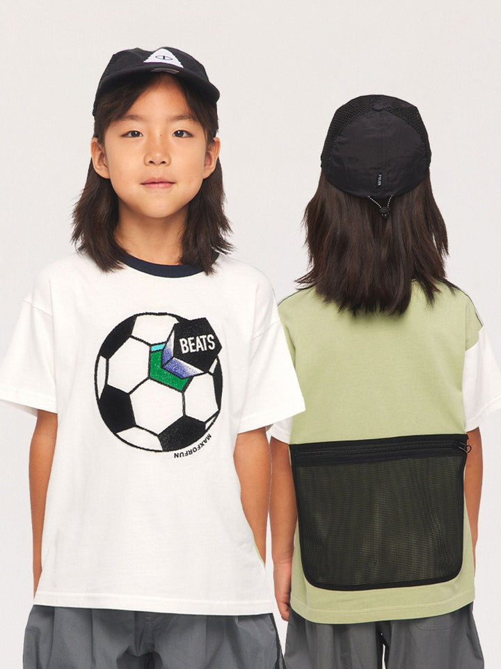 子供がサッカーテーマTシャツを着用して活動している様子