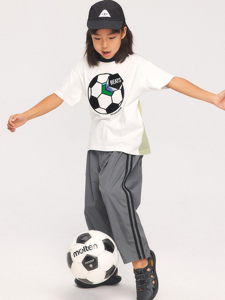 子供がサッカーテーマTシャツを着用して活動している様子