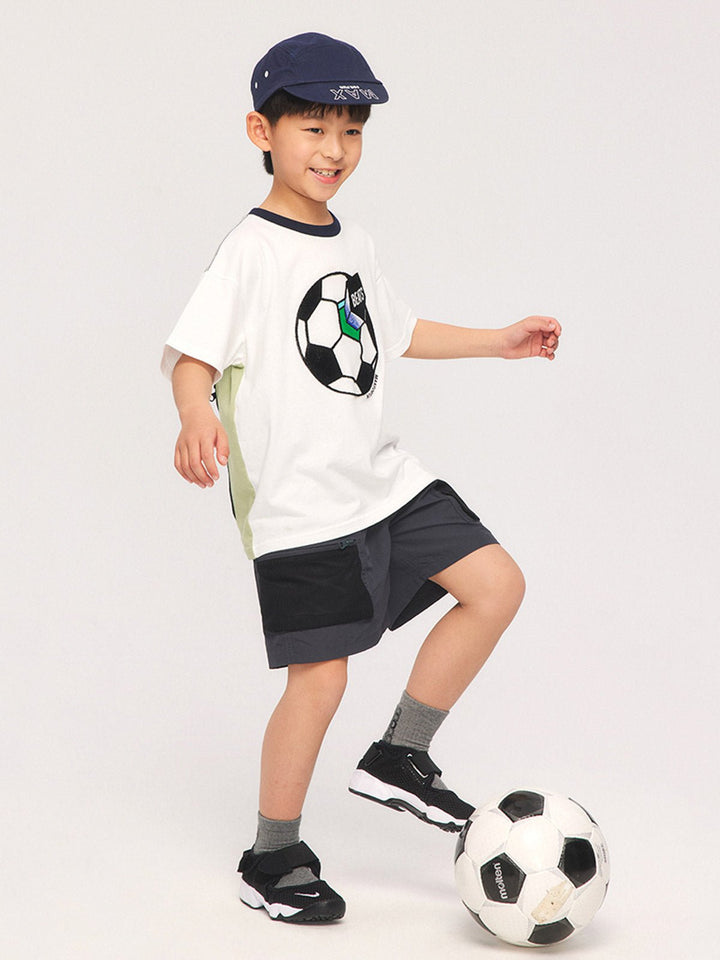 子供がサッカーテーマTシャツを着用して活動している様子