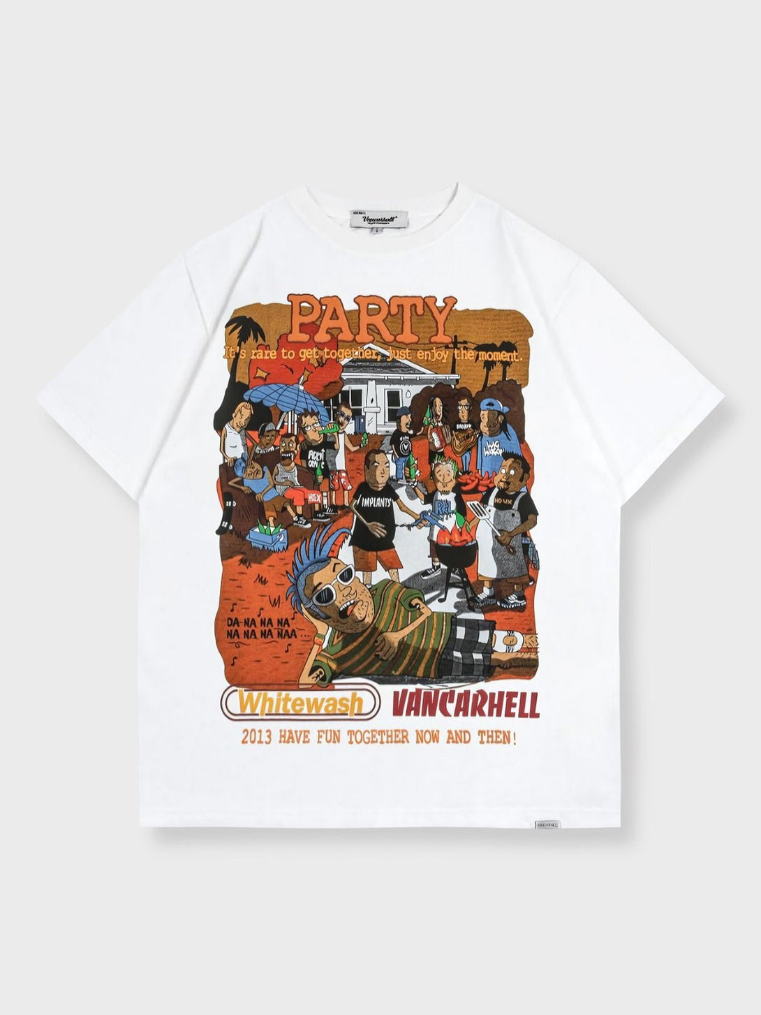 カートゥーンパーティーパターンが描かれたカラフルな半袖Tシャツ、明るい背景に配置。1990年代のストリートカルチャーが感じられるデザイン。