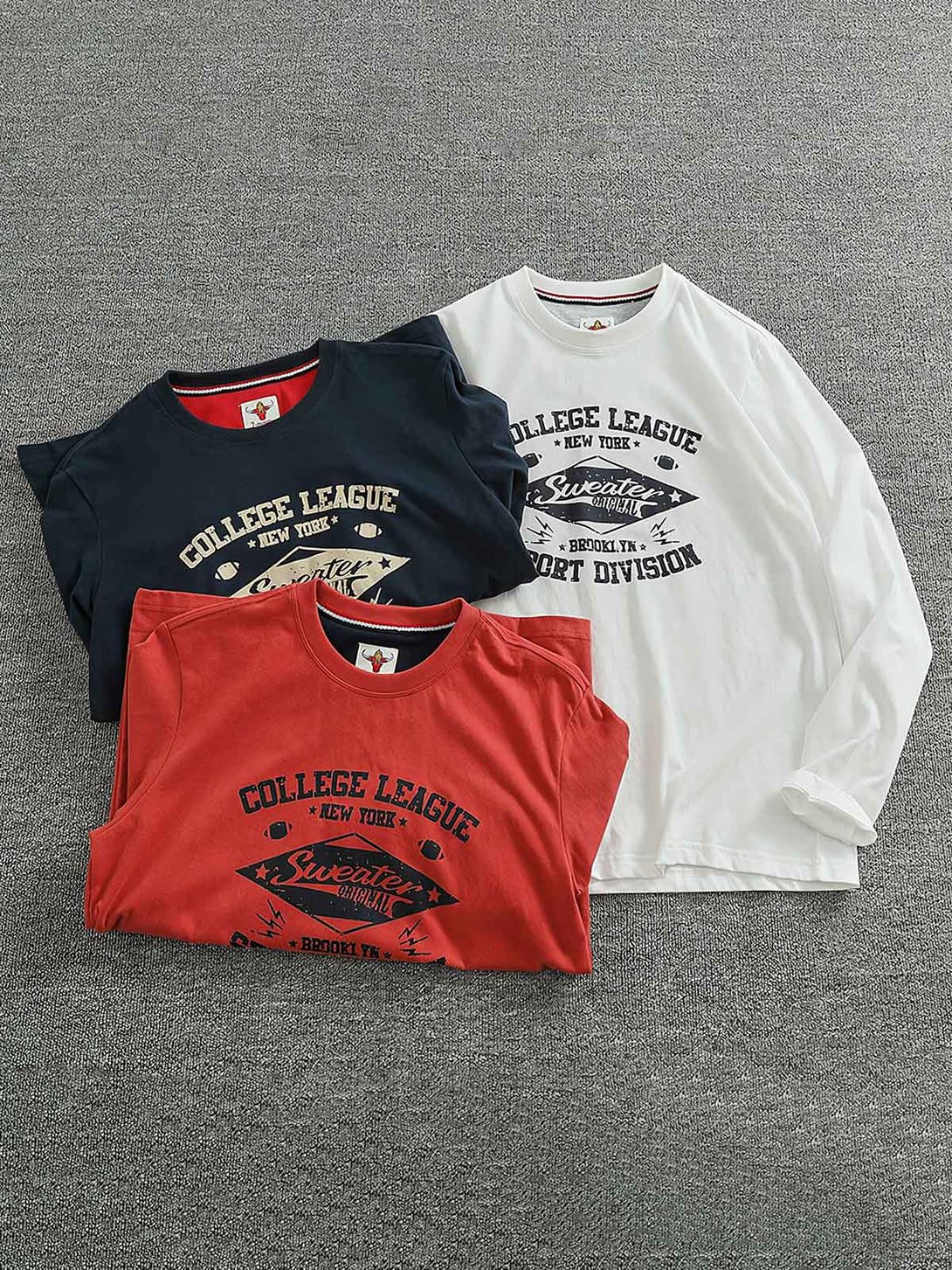 白い長袖Tシャツ、ヴィンテージカレッジ風のプリント付き