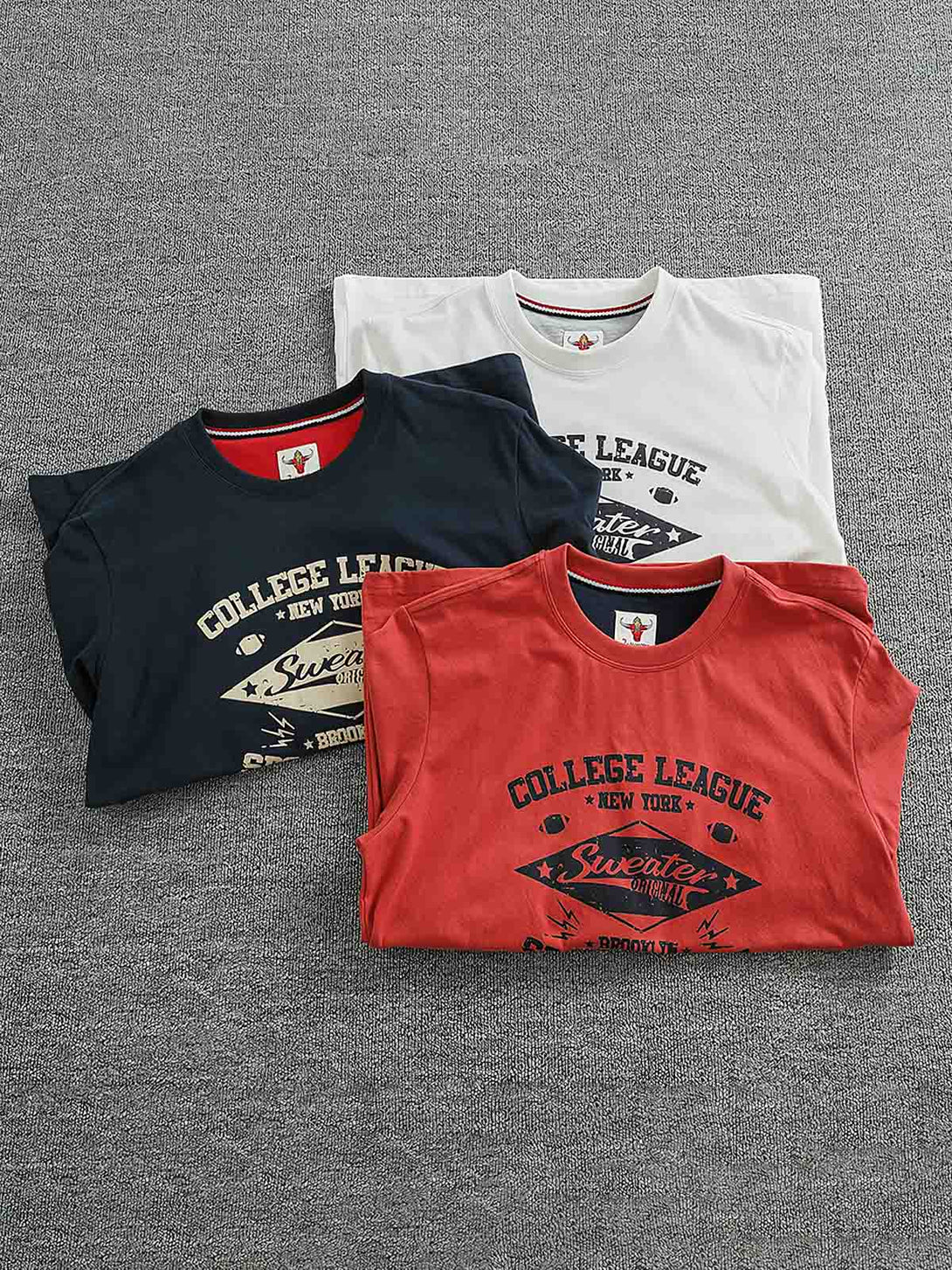 白い長袖Tシャツ、ヴィンテージカレッジ風のプリント付き