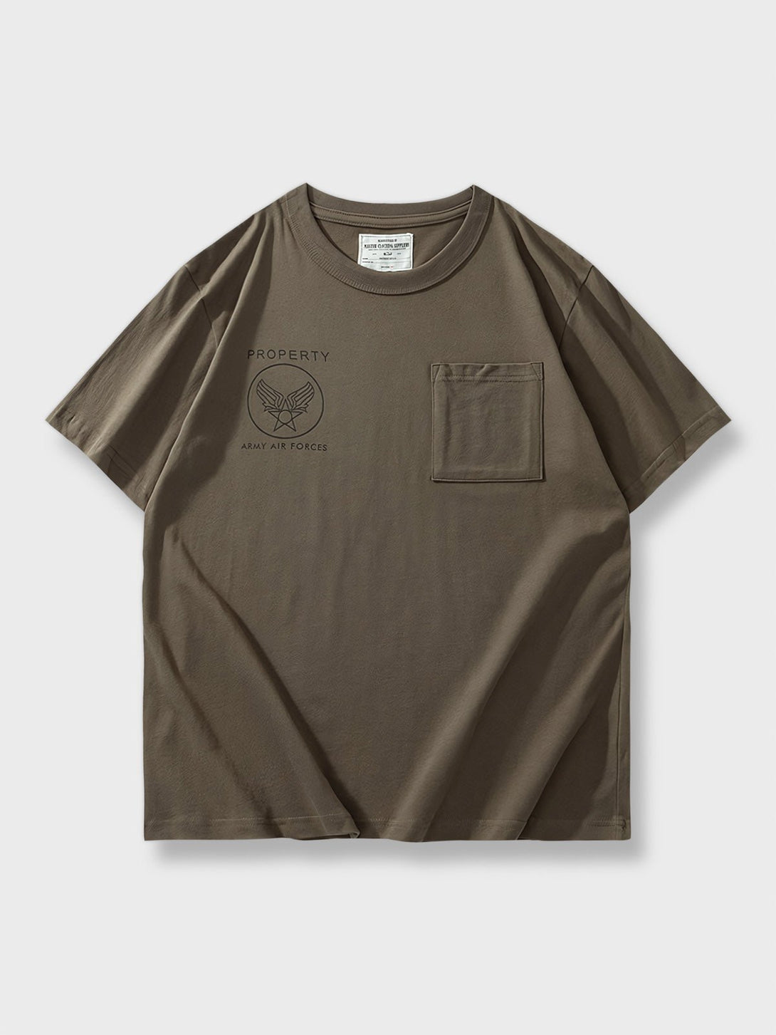 アメリカ空軍インスパイアードのポケット付き半袖Tシャツの全体ビュー。厚手の平織りダブルヤーン生地とクラシックな空軍バッジのプリントが特徴で、耐久性とスタイルを兼ね備えたカジュアルウェアです。