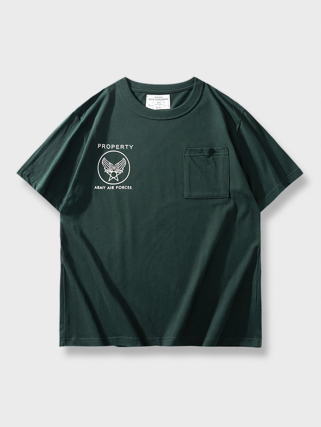 アメリカ空軍インスパイアードのポケット付き半袖Tシャツの全体ビュー。厚手の平織りダブルヤーン生地とクラシックな空軍バッジのプリントが特徴で、耐久性とスタイルを兼ね備えたカジュアルウェアです。