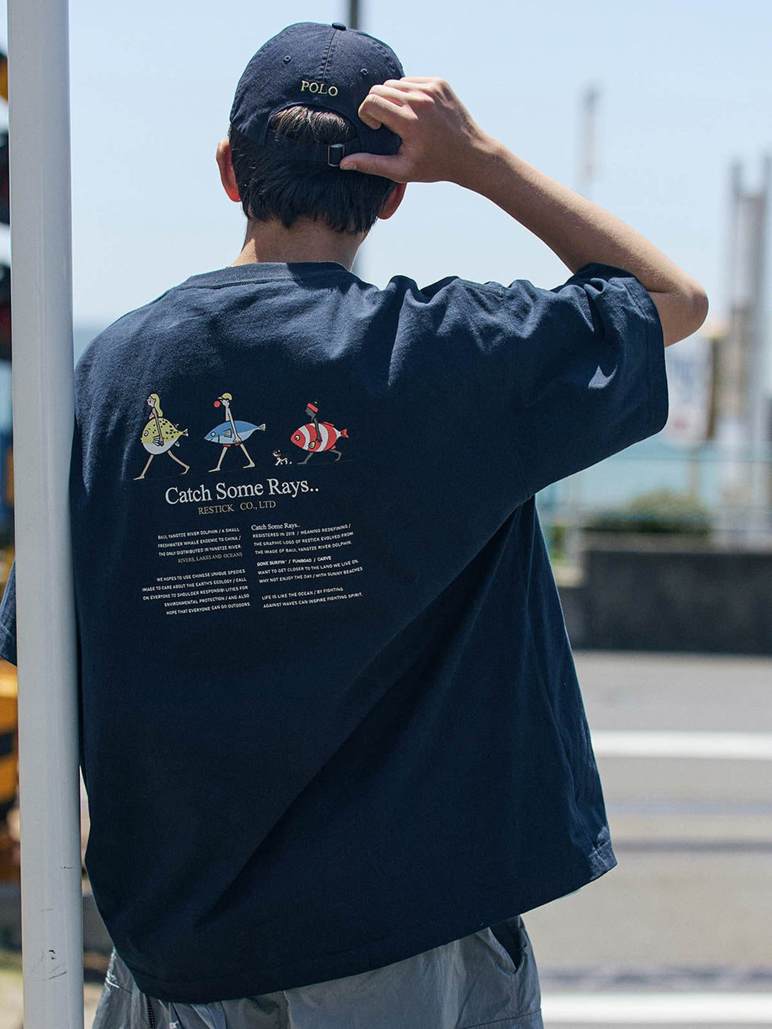 サーフィン趣味のプリントTシャツを着用したモデル