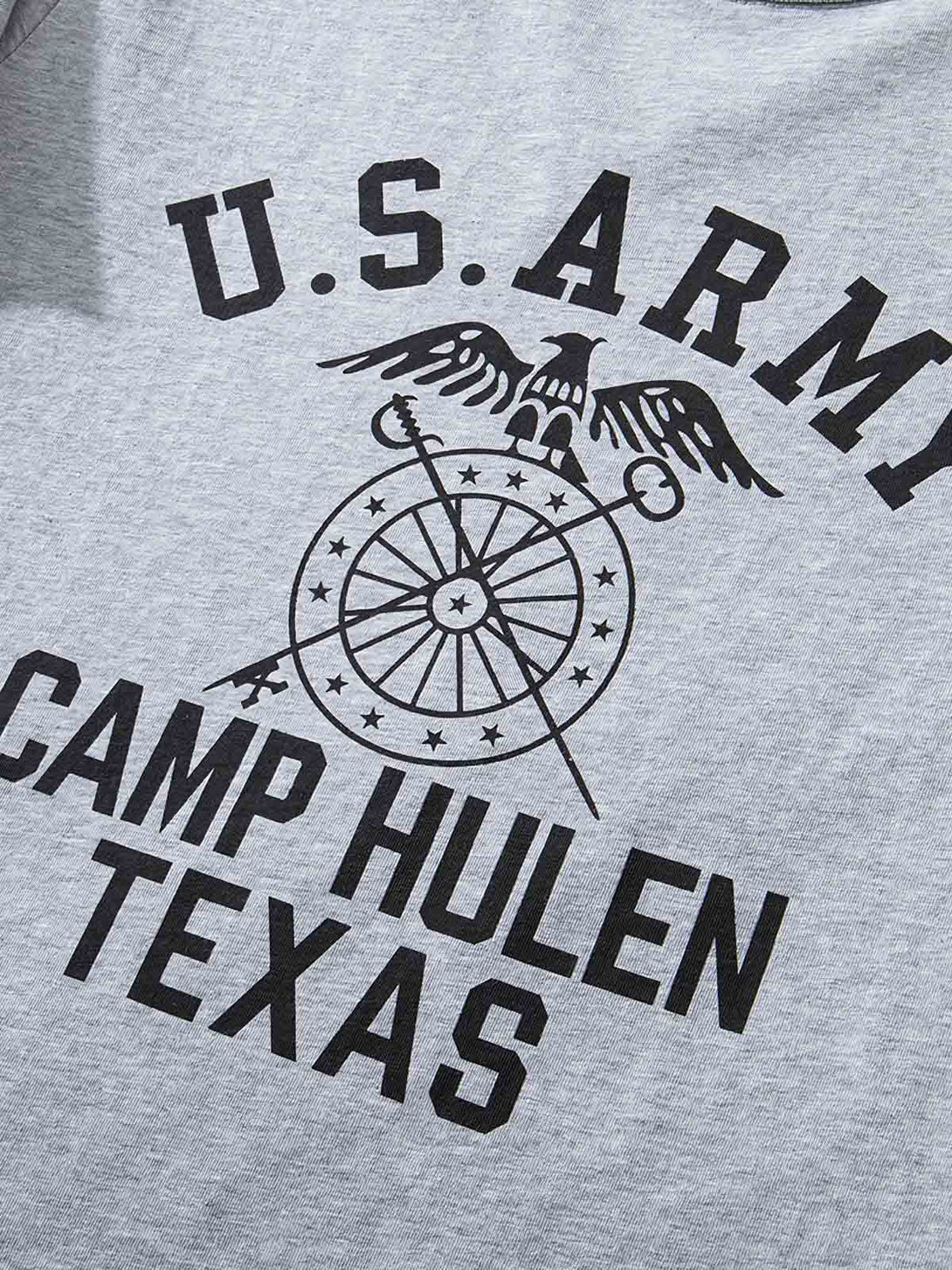 U.S. ARMY Tシャツのプリントディテールクローズアップ。