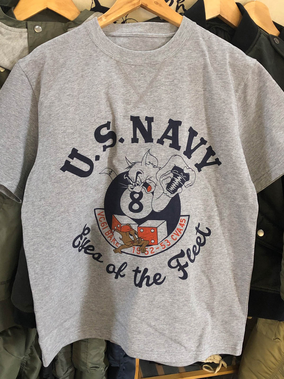 Tシャツにプリントされた「U.S. NAVY 1952-1953」とトム&ジェリーのデザインディテール