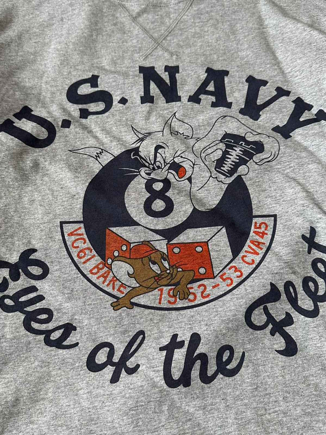 Tシャツにプリントされた「U.S. NAVY 1952-1953」とトム&ジェリーのデザインディテール